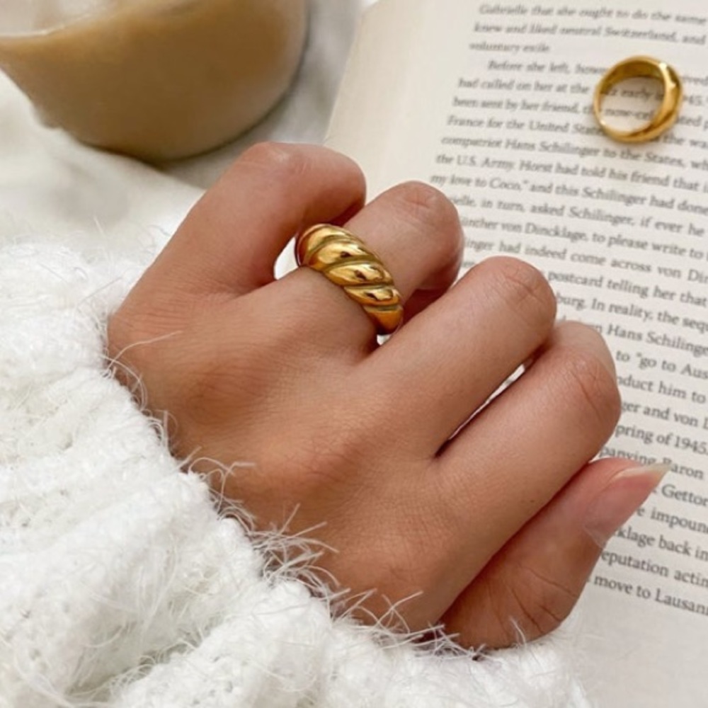 Chunky croissant ring - Picture 1 of 4